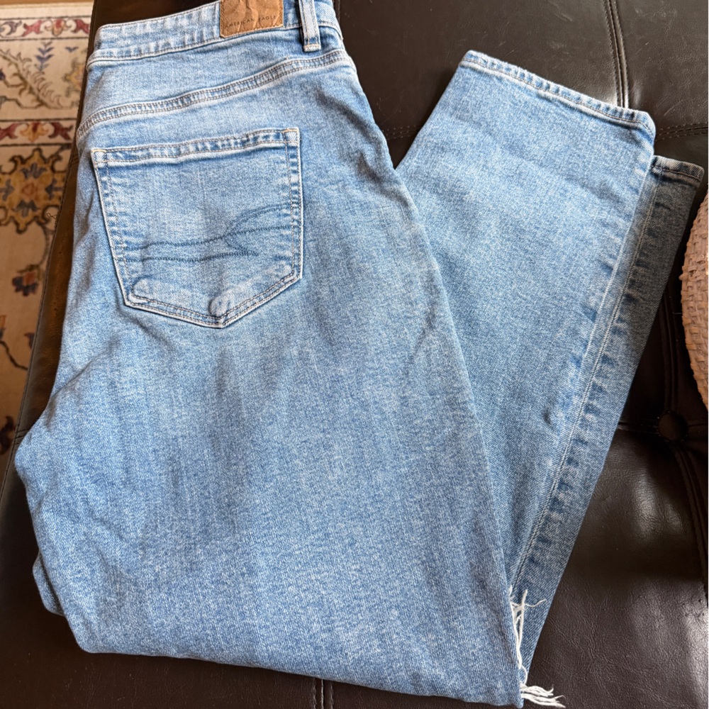 American Eagle Outfitters Light Blue Mom Jean. Size 8s